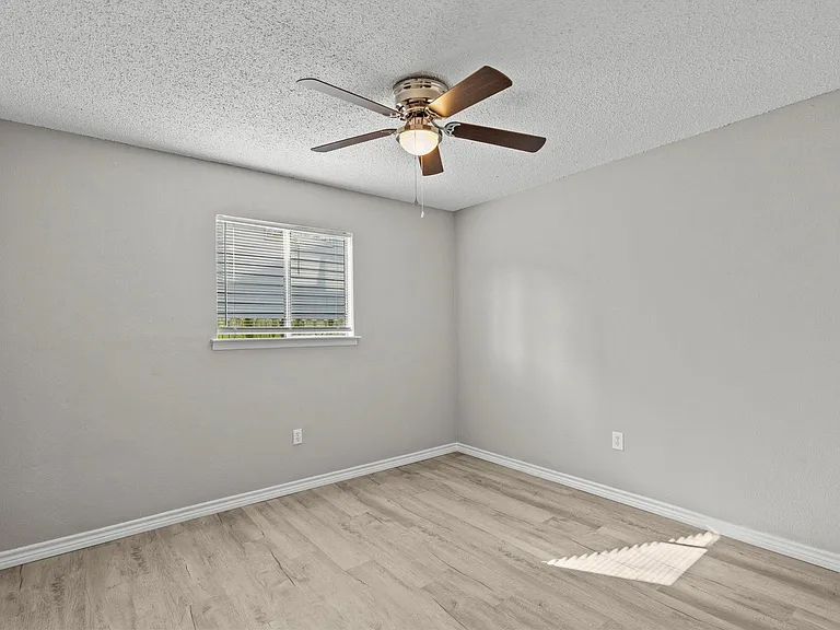 911 Avenue K #11 — Photo 5
