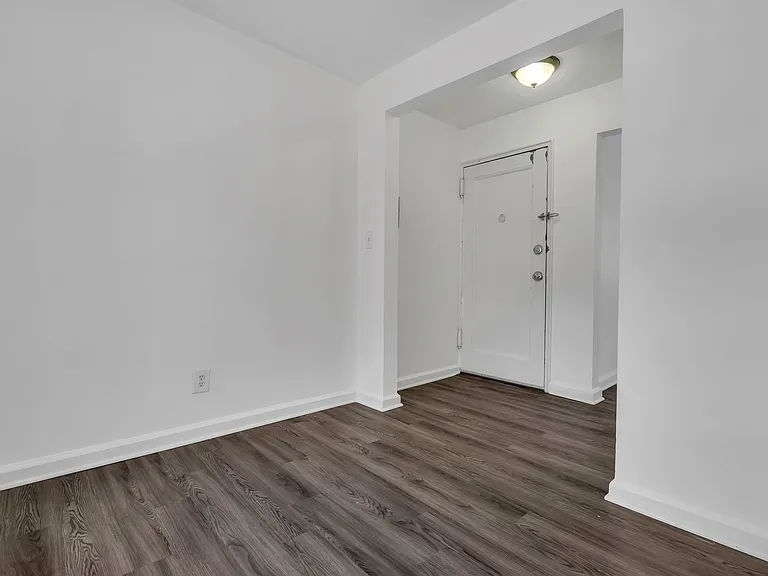 Chilton Hall Apartments — Photo 10