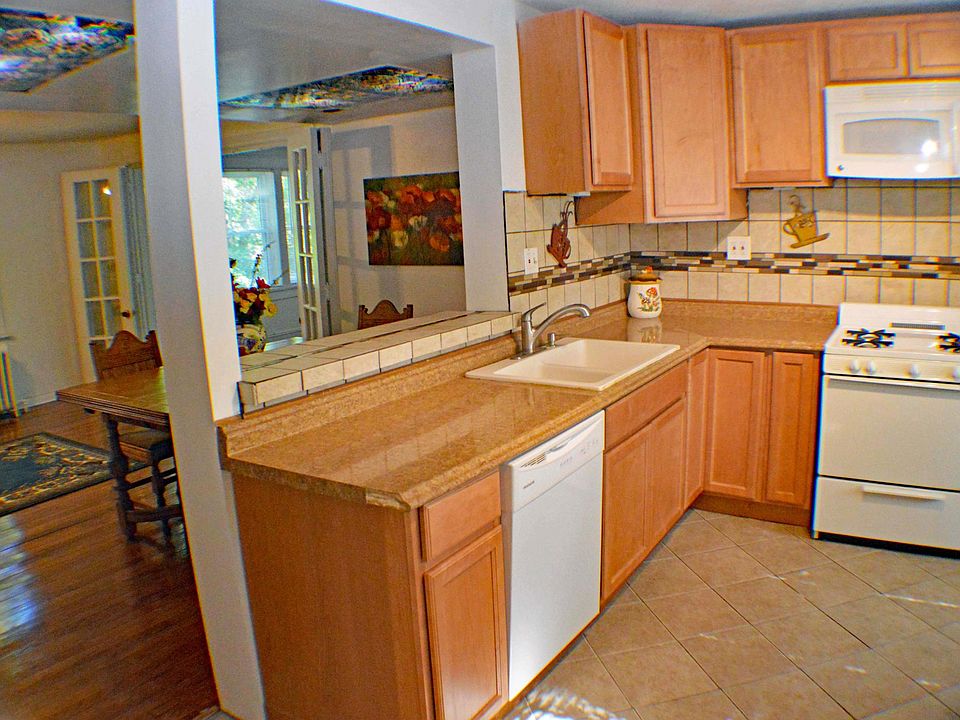 LARGE KITCHEN