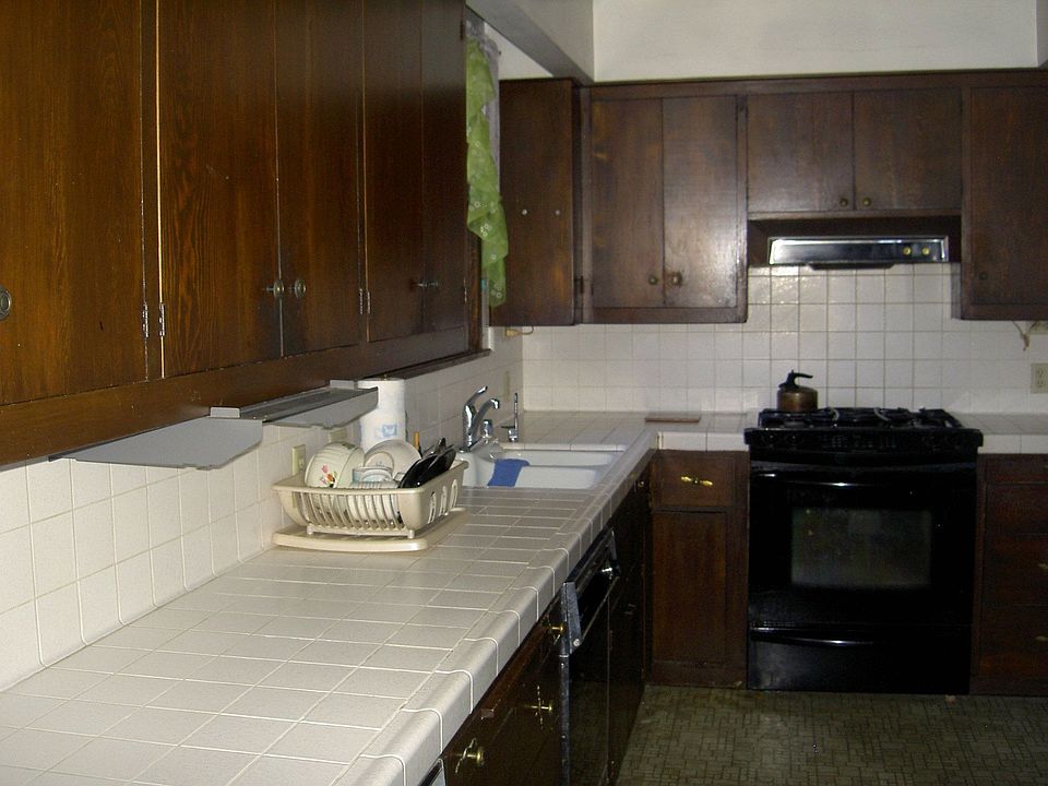 large kitchen w/ample counter & cabinet space