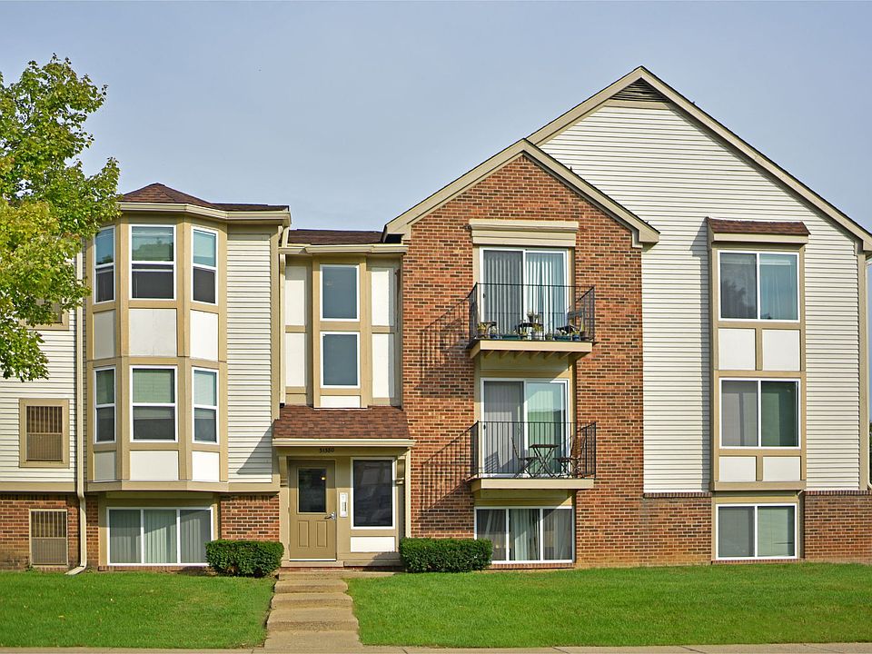 Apartment Exterior at Bristol Square