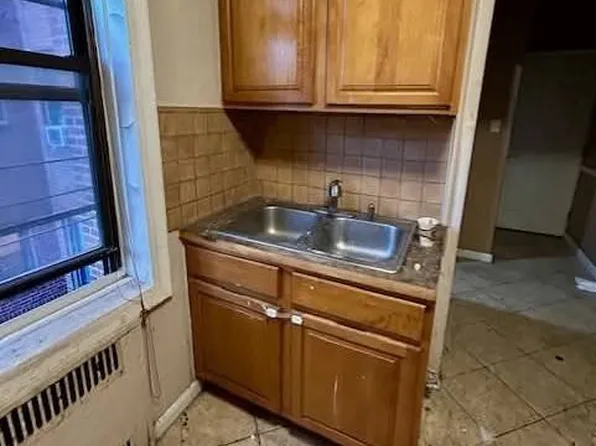 909 East 29th Street image 4 of 8