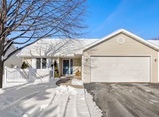 215 Lake Pointe Dr, Oshkosh, WI 54904