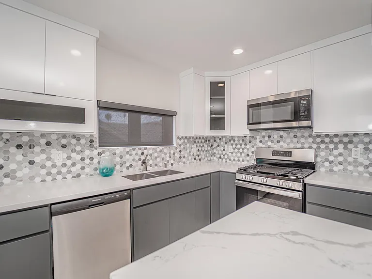 1323 1/2 Bates Ave — Photo 31