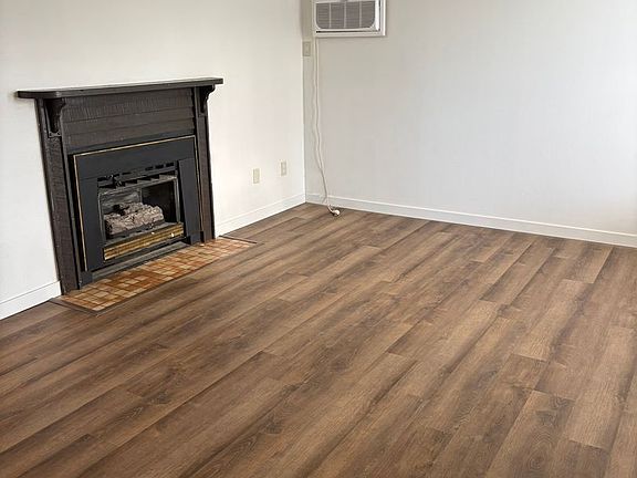 4th image of 6119-6123 N Addison Ct