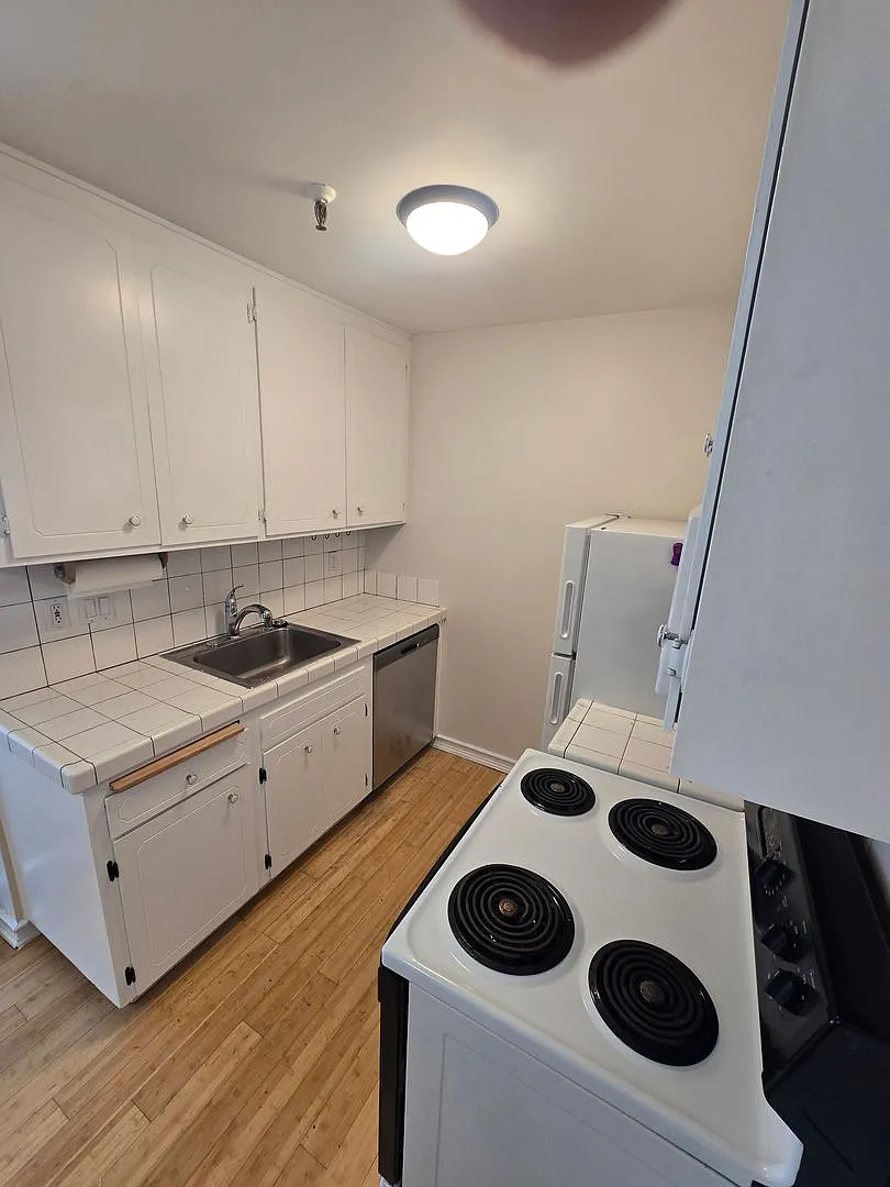 Peak Ocean View - Gated Building - 3rd Floor Unit - Garage Parking Space - Pool/Spa — Photo 4