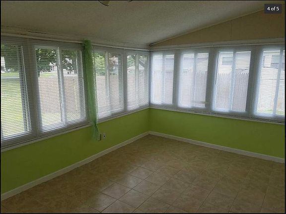 3-season room, has door into backyard