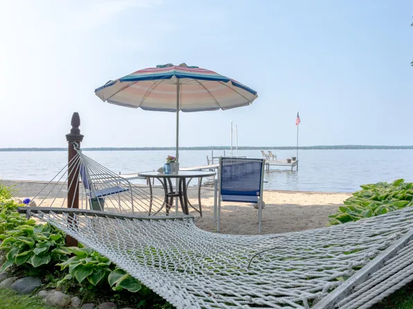 111 Eastbrook Ave, Houghton Lake, MI 48629