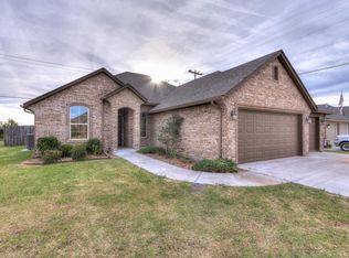 900 Ridgeway Dr, Moore, OK 73160