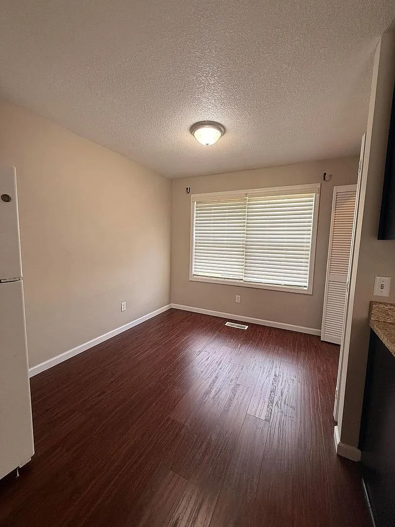 209 Glenwood — Photo 4