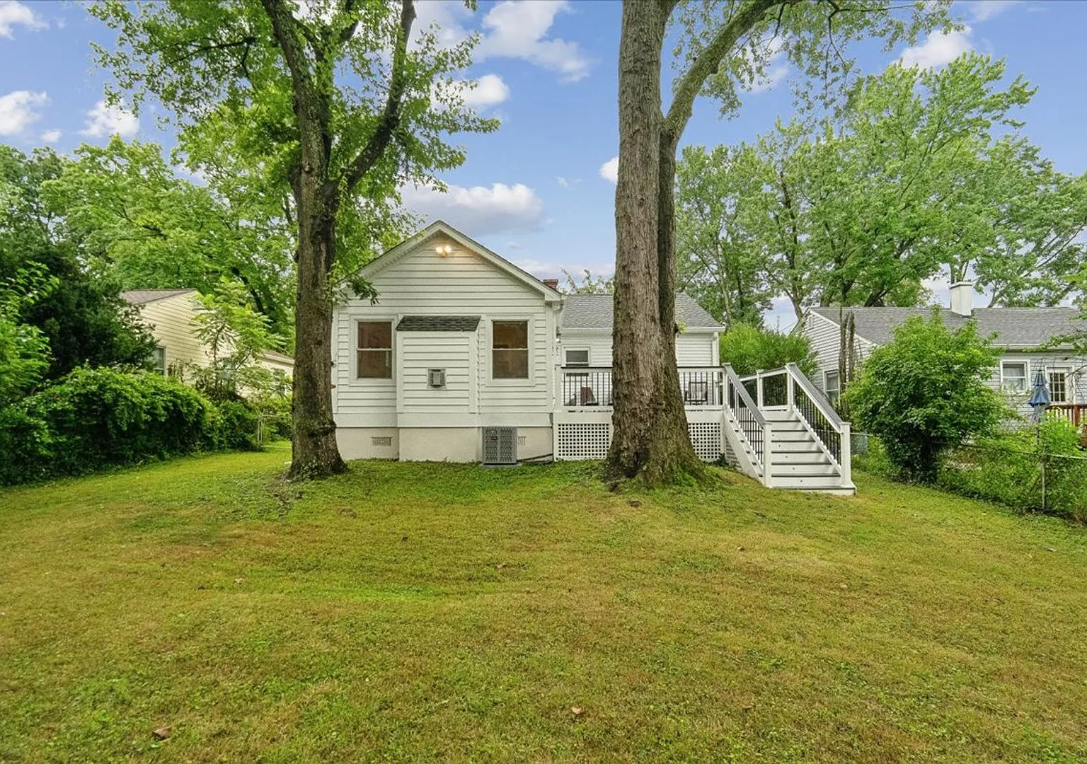 Beautifully updated 4 BE Bungalow in Kensington, awesome deck overlooking large backyard! — Photo 2