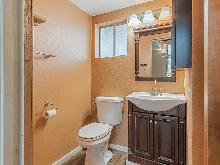 1430 NE Sherman Ln — Photo 24