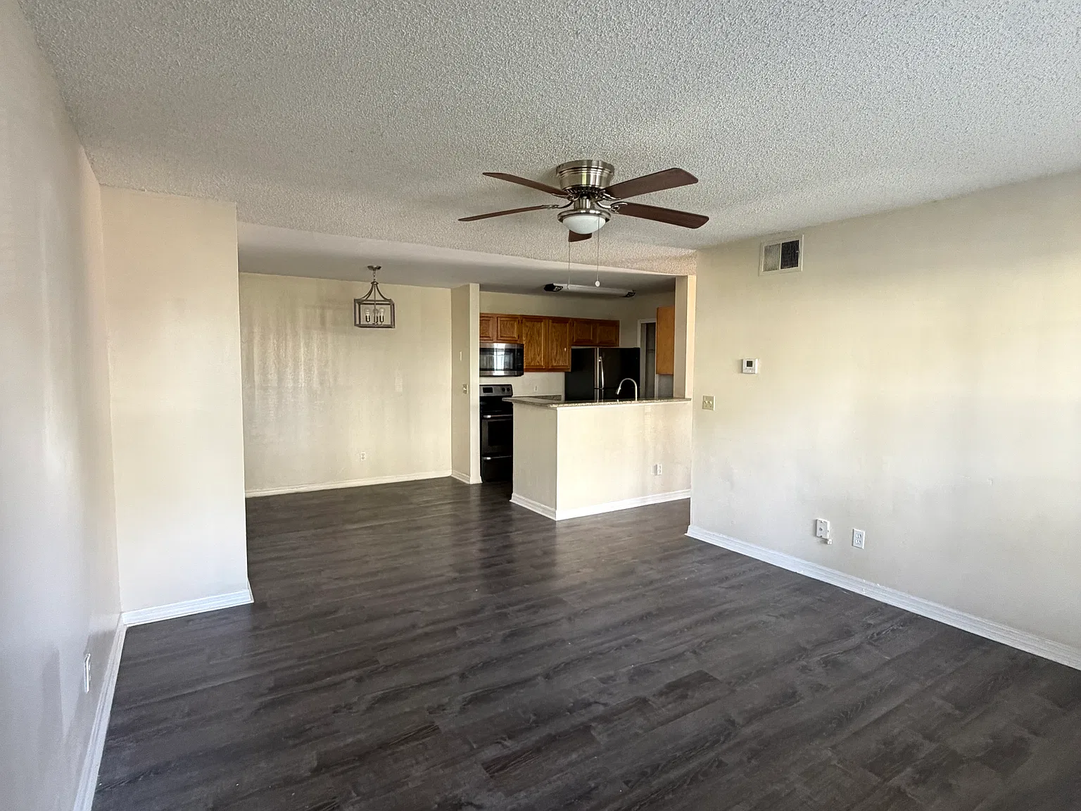 2 bed, 943 sqft, $1,630 — Photo 2