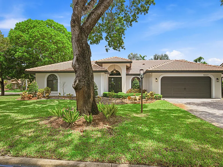 10027 NW 56th Ct — Photo 1