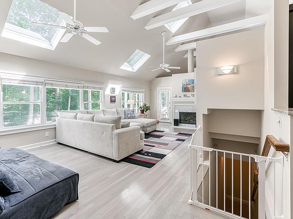 5th image of 1367 Pasadena Ave NE
