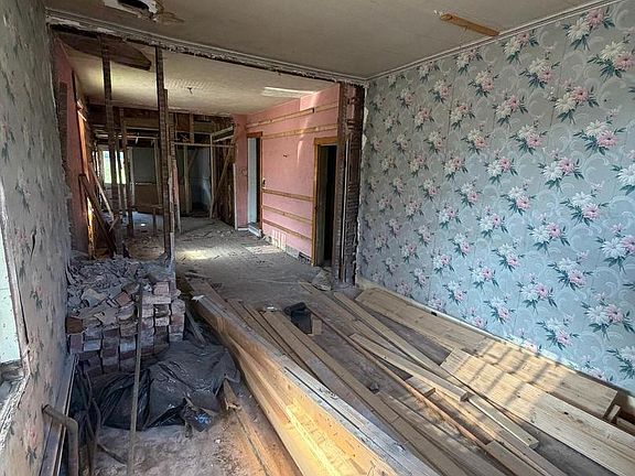 4th image of 1645 E Grand Ave