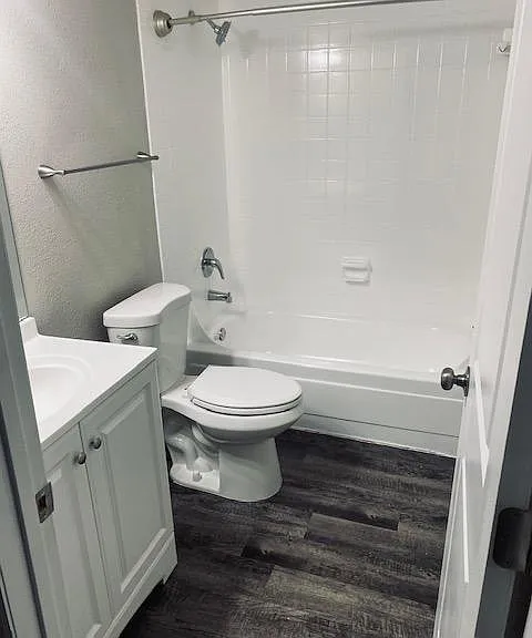 Oakbrook Village Apartments — Photo 16