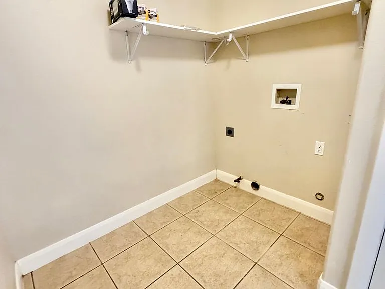 887 N Caddington Rd — Photo 25