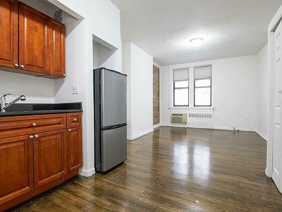 4th image of 246 E 71st St APT 2B