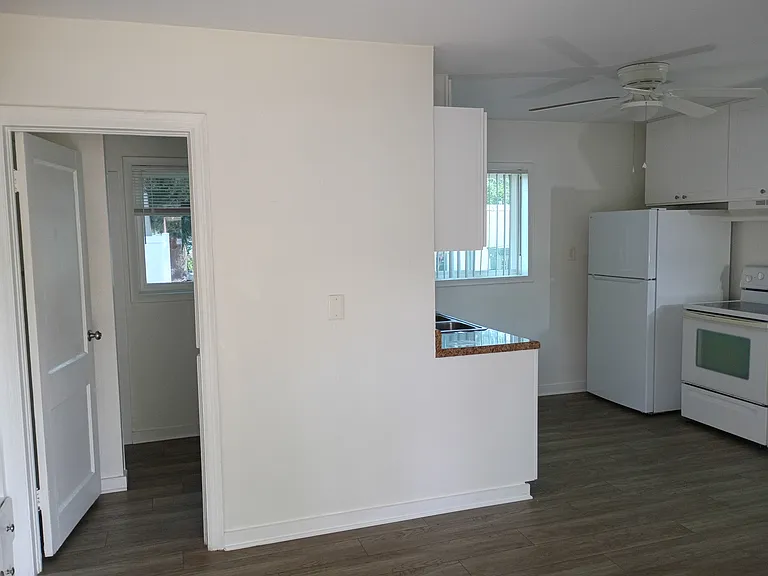 401 1st Ave NE #B — Photo 3