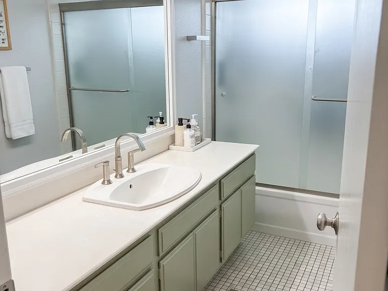 Upstairs full bathroom