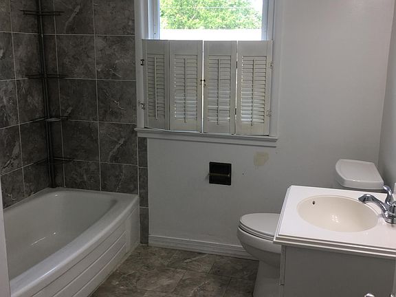3rd image of 811 Tulip Dr