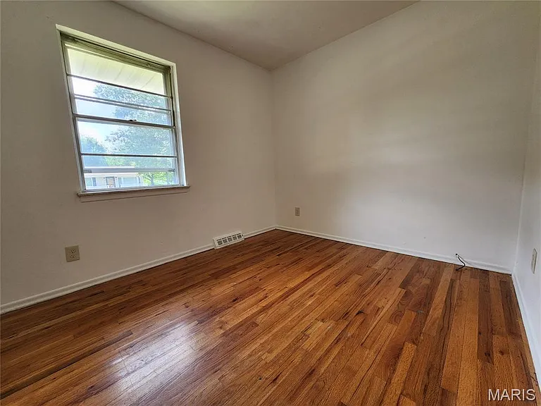 702 Vendome Ln — Photo 13