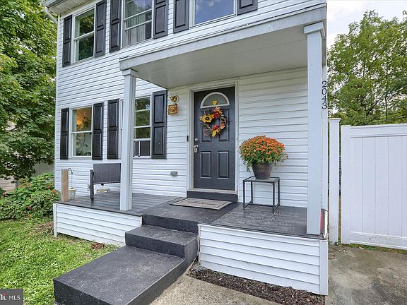 2nd image of 2043 Briggs St