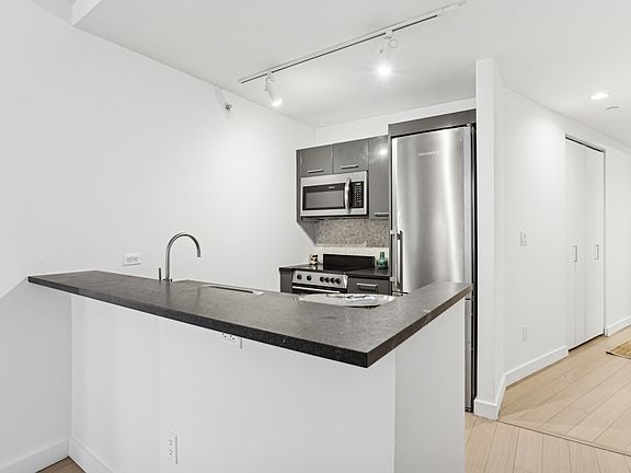 5th image of 20 Exchange Pl APT 1507