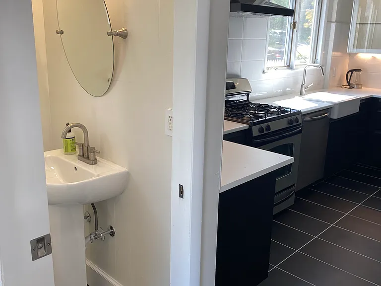 6 Washington Ave — Photo 17