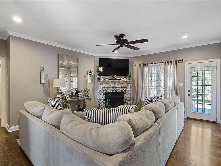 2606 Avondale Dr — Photo 3