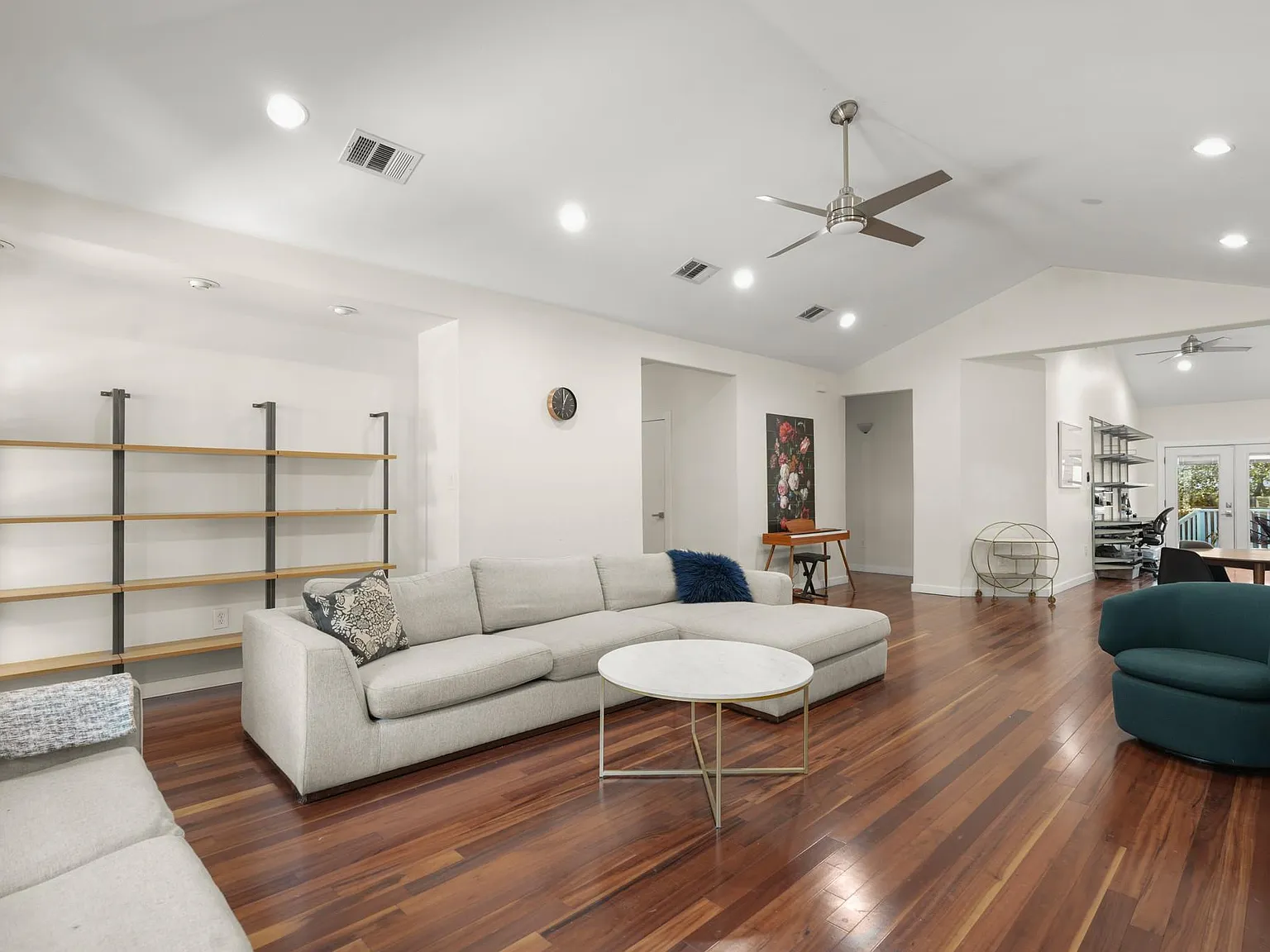 3 bed, 2.0 bath, 2188 sqft, $5,400 — Photo 4