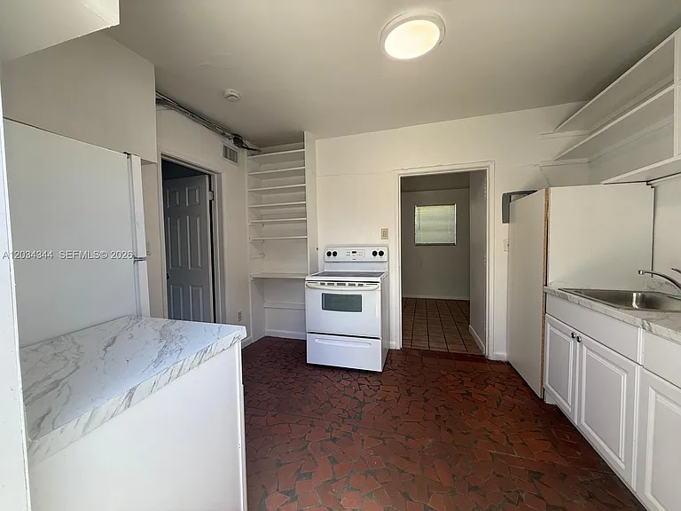 120 NE 7th St #2 — Photo 9