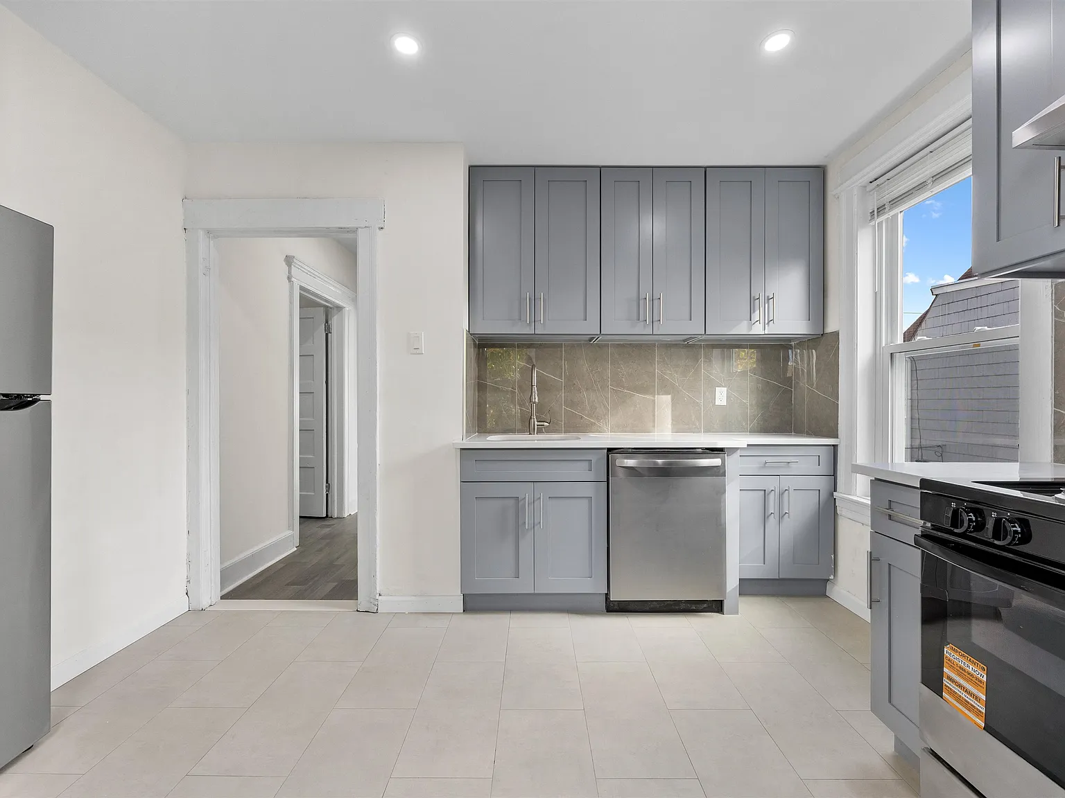 3 bed, 1.0 bath, 1200 sqft, $2,500 — Photo 4