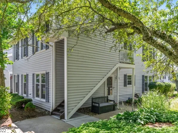 81 Junco Ct, Readington Twp., NJ 08887
