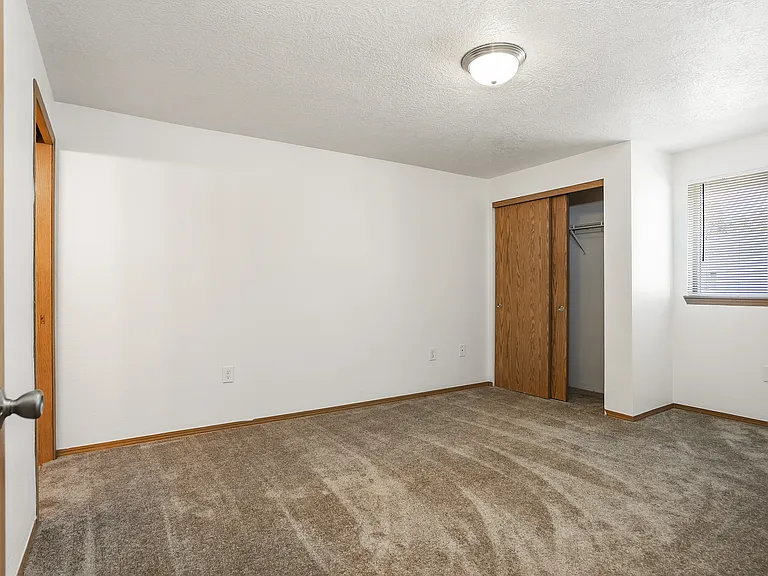 Redwood Square Apartments — Photo 25