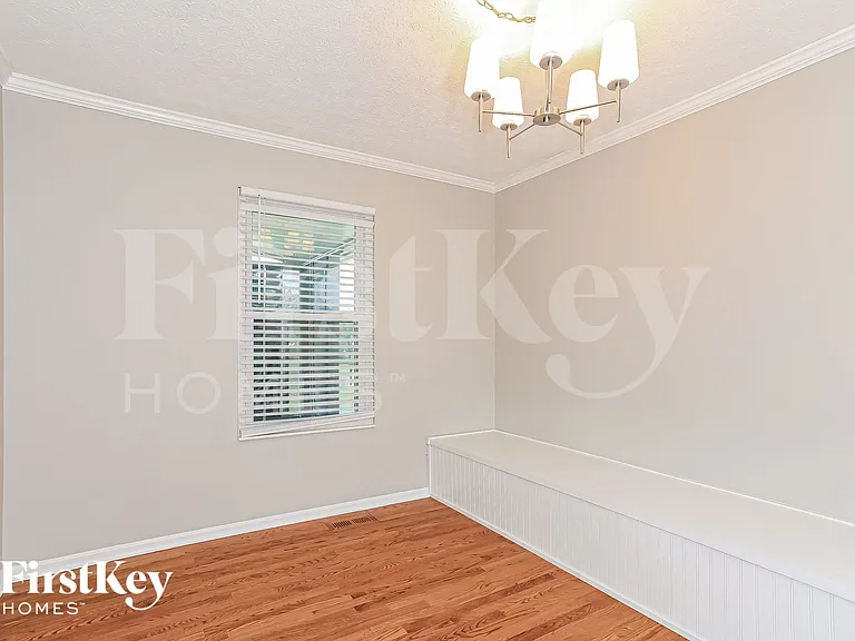 4792 Sarah Dr — Photo 4
