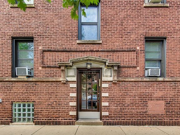 2nd image of 1941 W Argyle St APT 1