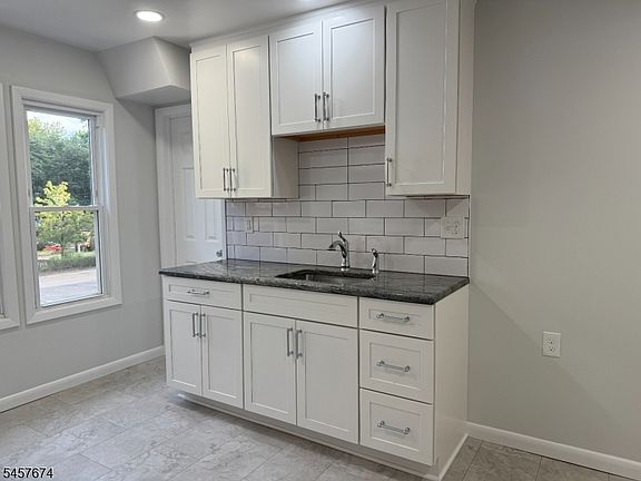 5th image of 584 Pompton Ave