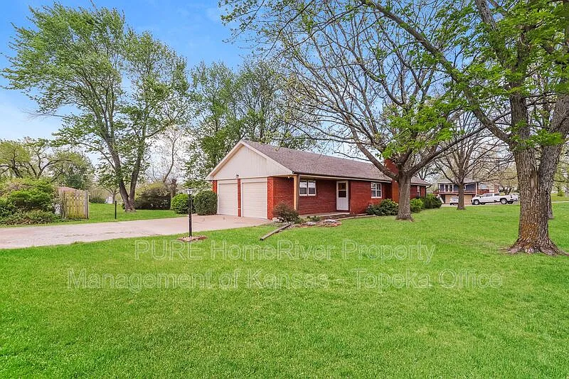 3 bed, 1.5 bath, 1910 sqft, $2,095 — Photo 2