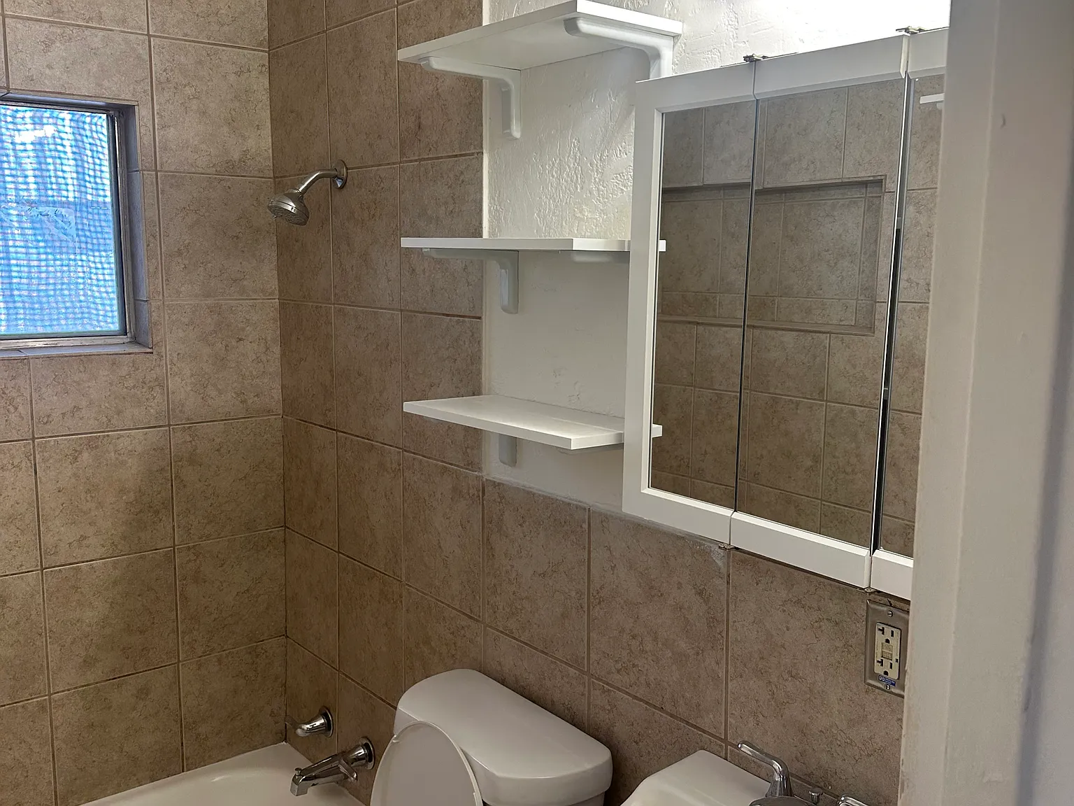 3 bed, 1260 sqft, $1,800 — Photo 1