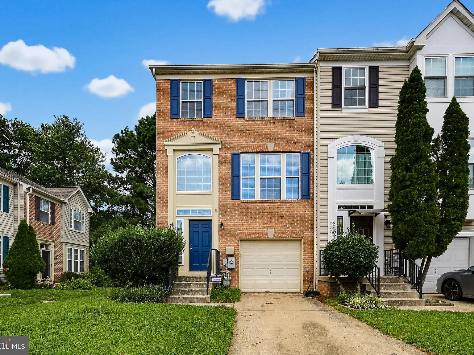 3 bed, 4.0 bath, 1996 sqft, $3,200 — Photo 2
