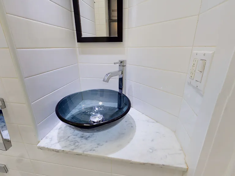 264 W 22nd St #2 — Photo 8