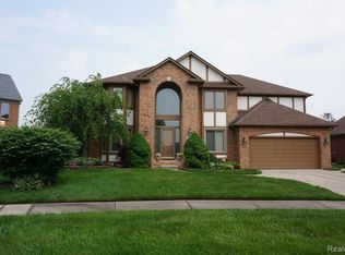49954 Willowood Dr, Macomb, MI 48044