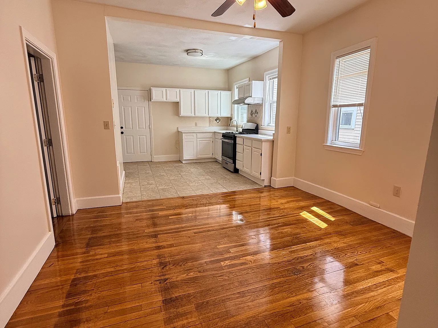 3 bed, 900 sqft, $3,200 — Photo 3