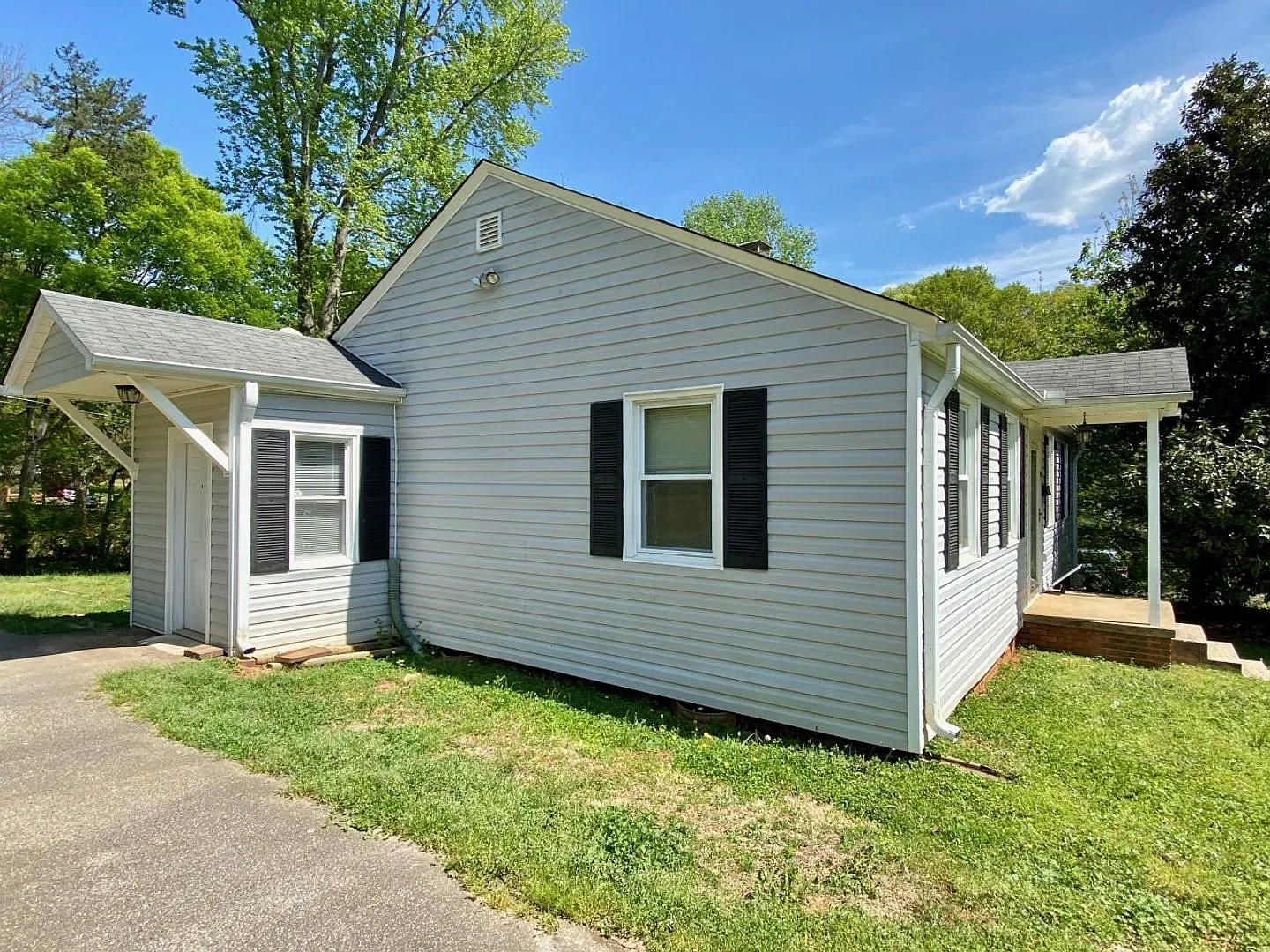 Spacious 2 bedroom home — Photo 2