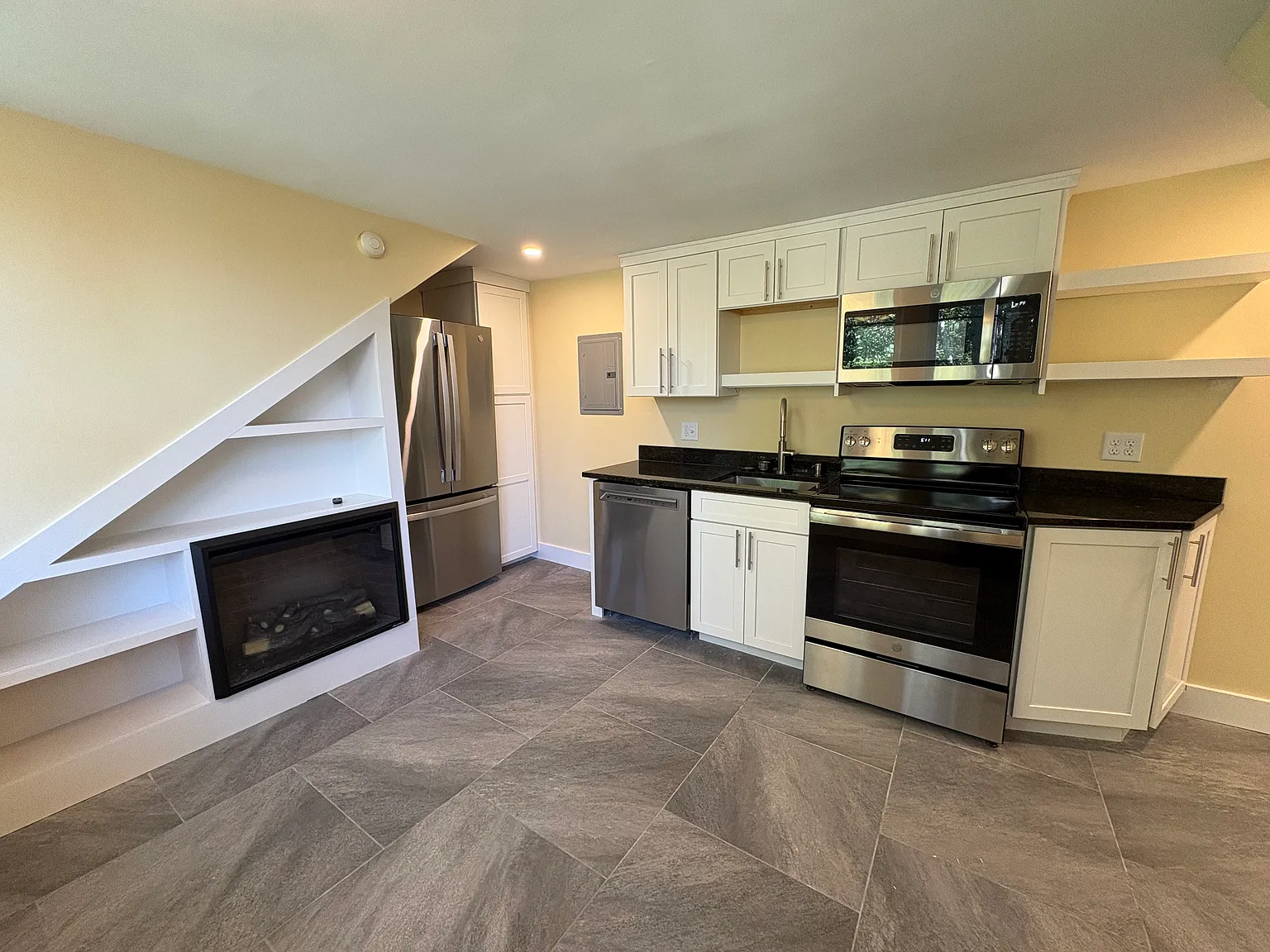 2 bed, 1000 sqft, $2,200 — Photo 1