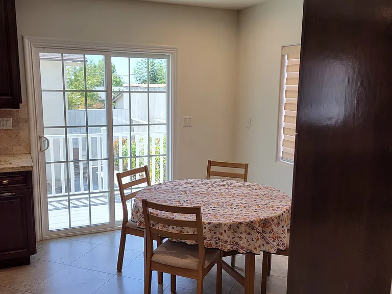 924 E Tujunga Ave — Photo 6