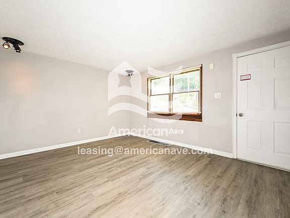 750421_003_living_room_4.jpg