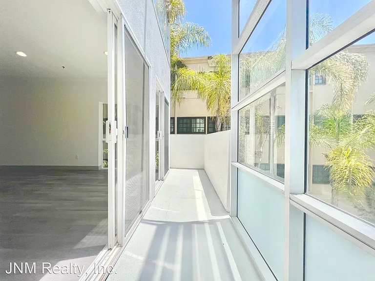 8411 De Longpre Ave #203 — Photo 13